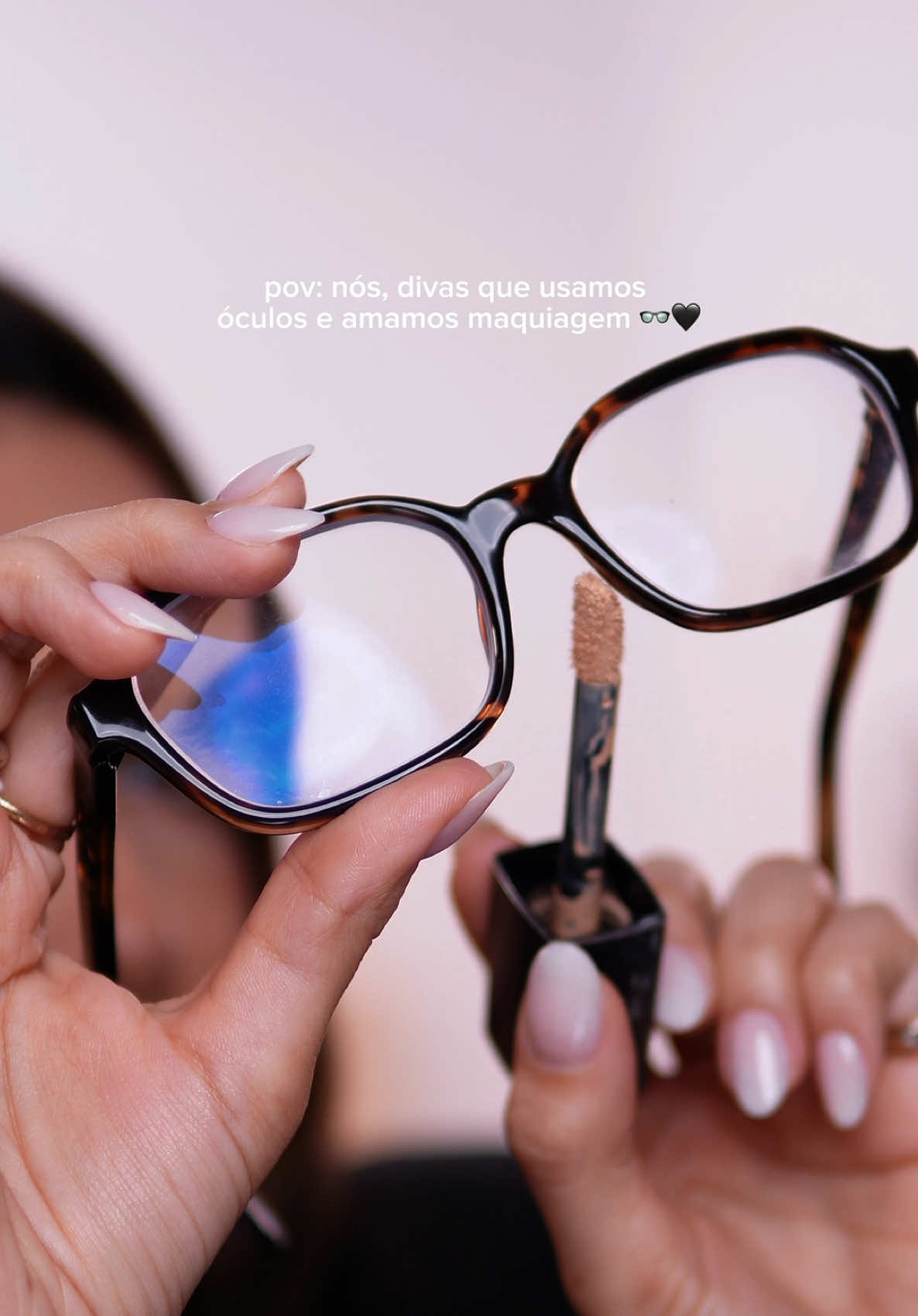 sabe quando o óculos arranca a make do nariz? faz esse truque e me conta depois 🩶👀 #beauty #girly #dicas 