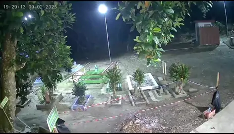 Alhamdullilah..Rakaman CCTV pada waktu malam di sekitar pusara Arwah Zara Qairina di Tanah Perkuburan Islam Tg Ubi Mesapol Sipitang diterangi cahaya lampu solar pada waktu malam. #JUSTICEFORZARAQAIRINA  #BIDADARISYURGA  #FYPPPPPPPPP  #fypシ゚viral🖤tiktok 