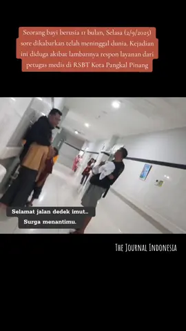 TJI,BANGKABELITUNG - Seorang bayi baru berusia 11 bulan dikabarkan telah meninggal dunia, Selasa (2/9/2025) sore saat sedang menjalani perawatan medis di Rumah Sakit Bakti Timah (RSBT) kota Pangkal Pinang., Provinsi Kep Bangka Belitung.  Namun informasi lain menyebutkan jika bayi itu kehilangan nyawanya diduga lambannya respon penanganan oleh petugas RSBT.  Kejadian tersebut sempat membuat ibu kandung bayi itu (Ayi) sempat menjerit histeris dan menangis di dalam ruang rumah sakit lantaran merasa kesal sekaligus kecewa atas keterlambatan respon pelayanan petugas rumah sakit setempat.  Belum ada keterangan resmi dari pihak RSBT Pangkal Pinang terkait kejadian sore itu.  Tayangan video kejadian di RSBT Pangkal Pinang, Selasa (2/9/2025) sore sempat beredar luas di kalangan publik.  Dalam video ini pun seorang ibu muda menjerit histris dan terlihat berguling di lantai rumah sakit.  (RMN/TJI/tim)  #rsbt #petugasrumahsakit #pelayananburuk #kemenkes  #fyppppppppppppppppppppppp 