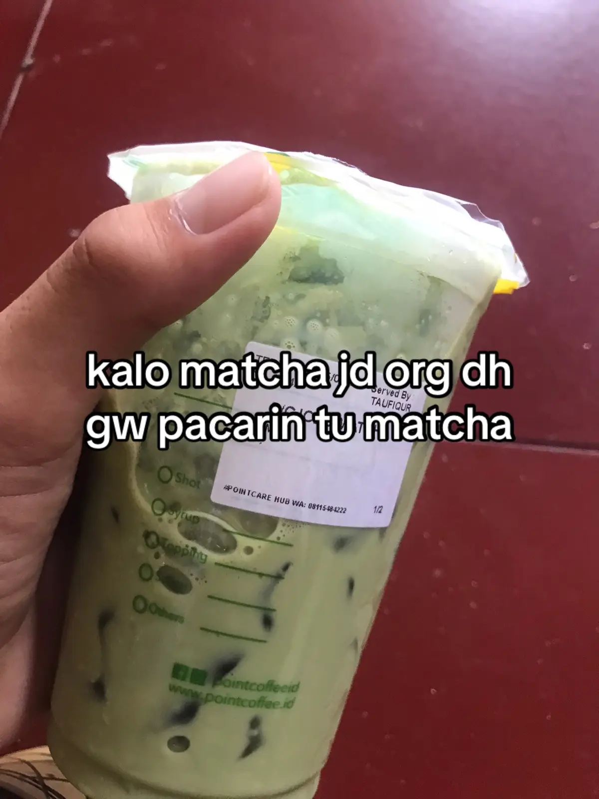 Bahan-bahan: 	•	Mie telur kuning yang sudah direbus 	•	Daging ayam, potong dadu 	•	Sawi hijau 	•	Bawang putih 	•	Kecap manis 	•	Garam 	•	Kaldu bubuk Cara membuat: 	1.	Tumis bawang putih hingga harum. 	2.	Masukkan daging ayam, aduk hingga berubah warna. 	3.	Tambahkan kecap manis, garam, dan kaldu bubuk, aduk rata. 	4.	Masak hingga bumbu meresap dan ayam matang. 	5.	Tata mie dalam mangkuk, tambahkan sawi hijau dan topping ayam. 	6.	Mi ayam siap disajikan. Tips Tambahan 	•	Untuk rasa yang lebih otentik, gunakan minyak ayam sebagai campuran mie. 	•	Tambahkan pangsit goreng atau bakso untuk variasi. 	•	Sajikan dengan saus sambal atau acar sesuai selera.