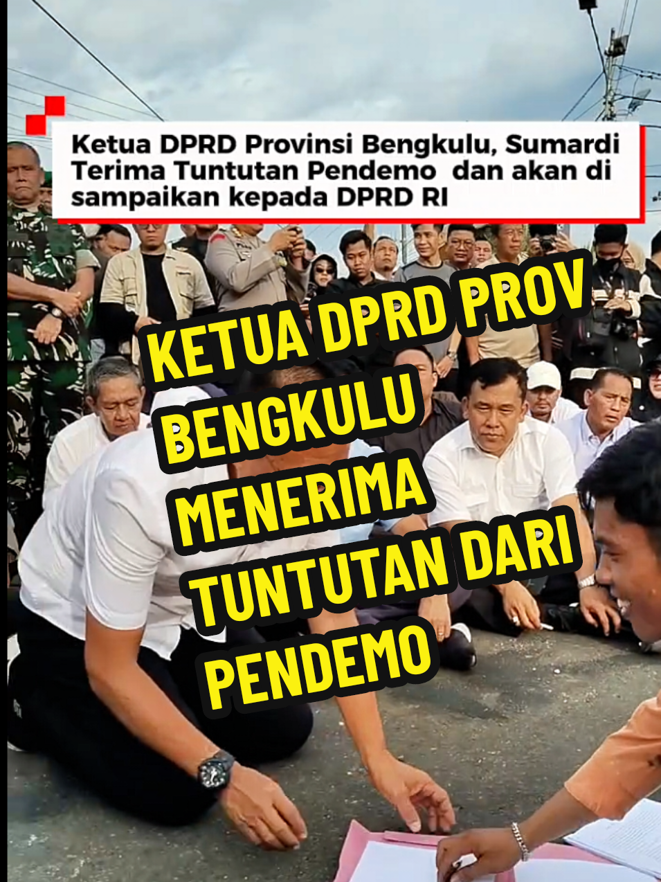 Ketua DPRD Provinsi Bengkulu, Sumardi Terima Tuntutan Pendemo  dan akan di sampaikan kepada DPRD RI pada tanggal 11 september 2025.  Berikut Tuntutan: 1. Menuntut Presiden dan MPR dalam menyikapi perbaikan sistem kenegaraan dan pemerintahan. 2. Menuntut Presiden mengambil sikap untuk menghentikan represifitas TNI dan Polri terhadap menyikapi masyarakat sipil. 3. Menuntut Presiden untuk melakukan Reformasi Polri karena rendahnya tingkat kepercayaan publik, penyalahgunaan wewenang, penegakan hukum yang ugal-ugalan, dan budaya institusi yang tidak humanis. 4. Menuntut Presiden untuk mencopot jabatan Kapolri Listyo Sigit karena dalam kepemimpinannya Polri telah melakukan intensitas represifitas yang memakan banyak korban jiwa. 5. Mendesak Presiden Republik Indonesia untuk segera mencabut Inpres nomor 1 tahun 2025 tentang efisiensi anggaran, karena kebijakan tersebut berdampak negatif pada sektor yang menyangkut kesejahteraan rakyat. 6. Mendesak Presiden Republik Indonesia untuk menghentikan praktik rangkap jabatan oleh Menteri maupun Wakil Menteri. 7. Mendesak Presiden untuk melakukan pemecatan terhadap mentri dan jajaran yang tidak berpihak kepada rakyat. 8. Mendesak DPR-RI untuk membatalkan pasal-pasal bermasalah dalam RUU Polri; Pasal 16 ayat (1) a, Pasal 14 ayat (1) huruf e, Pasal 14 ayat (1) huruf g, dan o, Pasal 14 ayat (2) huruf c, Pasal 16 ayat (1) huruf n, p, q, Pasal 16A dan Pasal 16B. 9. Mendesak DPR-RI untuk segera mengesahkan RUU Perampasan Aset. 10. Mendesak DPR RI untuk melakukan peninjauan kembali terhadap RUU KUHAP serta pasal pasal yang mengalami problematika, seperti yang termaktub di dalam pasal 1 angka 4, pasal 84, pasal 90, pasal 93, pasal 105, pasal 145 ayat (1) dan lain lain. 11. Menolak segala bentuk kenaikan pajak. 12. Menolak penguatan militer di ranah sipil dan segera melakukan revisi undang-undang TNI. 13. Mendesak Partai Politik untuk melakukan pemecatan terhadap Anggota DPR yang tidak berpihak kepada rakyat. 14. Menolak Rencana status darurat militer karena hal ini akan menormalisasi kekerasan terhadap sipil. Selasa, (2/9/2025). #demodprdbengkulu #tuntutanhasildemo #bengkuluviral #bengkulutiktok #demobengkulu 