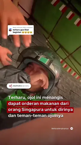 Replying to @briyan_008 Viral di media sosial aksi para pengguna ojek online  yang membantu para driver dengan memesan makanan yang sudah dibayar namun diberikan kepada para pengemudi di tengah situasi Indonesia saat ini. Bahkan hal tersebut tak hanya dilakukan oleh para pengguna aplikasi tersebut di Indonesia melainkan juga dari luar negeri. Salah satunya yang terjadi oleh pengemudi ojol yang membagikan cerita harunya melalui akun tiktoknya @AKTA  Dalam video tersebut ia bercerita sambil menangis terharu setelah mendapatkan pesanan makanan dari orang Singapura namun bukan untuk diantar melainkan untuk dirinya dan teman-temannya. Hal tersebut dilakukan sebagai bentuk support dari WNA tersebut atas apa yang sedang terjadi di Indonesia yang juga berdampak pada mata pencaharian para pengemudi ojek online. #pengemudiojol #traktirojol #wnatraktirojol #ojekonline #fyp