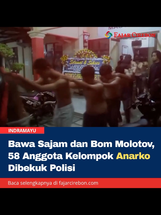 Kepolisian Resort (polres) Indramayu menangkap 58 Anggota Kelompok Anarko saat dilakukan patroli gabungan menjelang aksi Demokrasi yang akan digelar di Kabupaten Indramayu. Petugas pun mengamankan sejumlah barang bukti yang diduga akan dilakukan para kelompok tersebut yakni bom molotov, senjata tajam, dan minuman keras untuk memicu kerusuhan saat aksi Demokrasi berlangsung. Kapolres Indramayu, AKBP Mochamad Fajar Gemilang menyebut dari 58 orang yang diamankan, 31 merupakan orang dewasa, sementara 25 lainnya pelajar, terdiri atas 16 siswa SMK, sembilan siswa SMP, dan dua anak di bawah umur yang bukan pelajar maupun pekerja. “Sebagian besar, yakni 53 orang, merupakan warga Indramayu. Sedangkan lima orang lainnya berasal dari Kabupaten Cirebon,” ungkap Fajar dalam konferensi pers di Mapolres Indramayu, Senin (1/9/2025) malam. Polisi menyita barang bukti berupa lima bom molotov, enam bilah senjata tajam, dua botol minuman keras, dua kaleng cat pilox, satu kembang api, dua korek api, 50 unit ponsel, serta tiga gulungan benang layangan. “Barang-barang tersebut diduga akan digunakan untuk menyerang aparat, melakukan aksi vandalisme, hingga menjebak petugas,” kata Fajar. Kelompok ini diduga berkoordinasi melalui media sosial, khususnya WhatsApp, untuk menyusup ke dalam massa aksi. Fajar menegaskan, pihaknya mendukung kebebasan berekspresi sebagai bagian dari demokrasi, tetapi menolak tindakan anarkis. “Pelaksanaan demokrasi terbuka lebar, tetapi harus dilakukan dengan penuh tanggung jawab, tidak melanggar hukum, dan tidak melakukan tindakan anarkis yang justru merugikan semua pihak,” pungkasnya. (Agus Sugianto) https://fajarcirebon.com/bawa-sajam-dan-bom-molotov-58-anggota-kelompok-anarko-dibekuk-polisi/ #fyppppppppppppppppppppppp  #foryoupageofficiall  #fypviralシ  #tiktokberita  #tiktoknews 