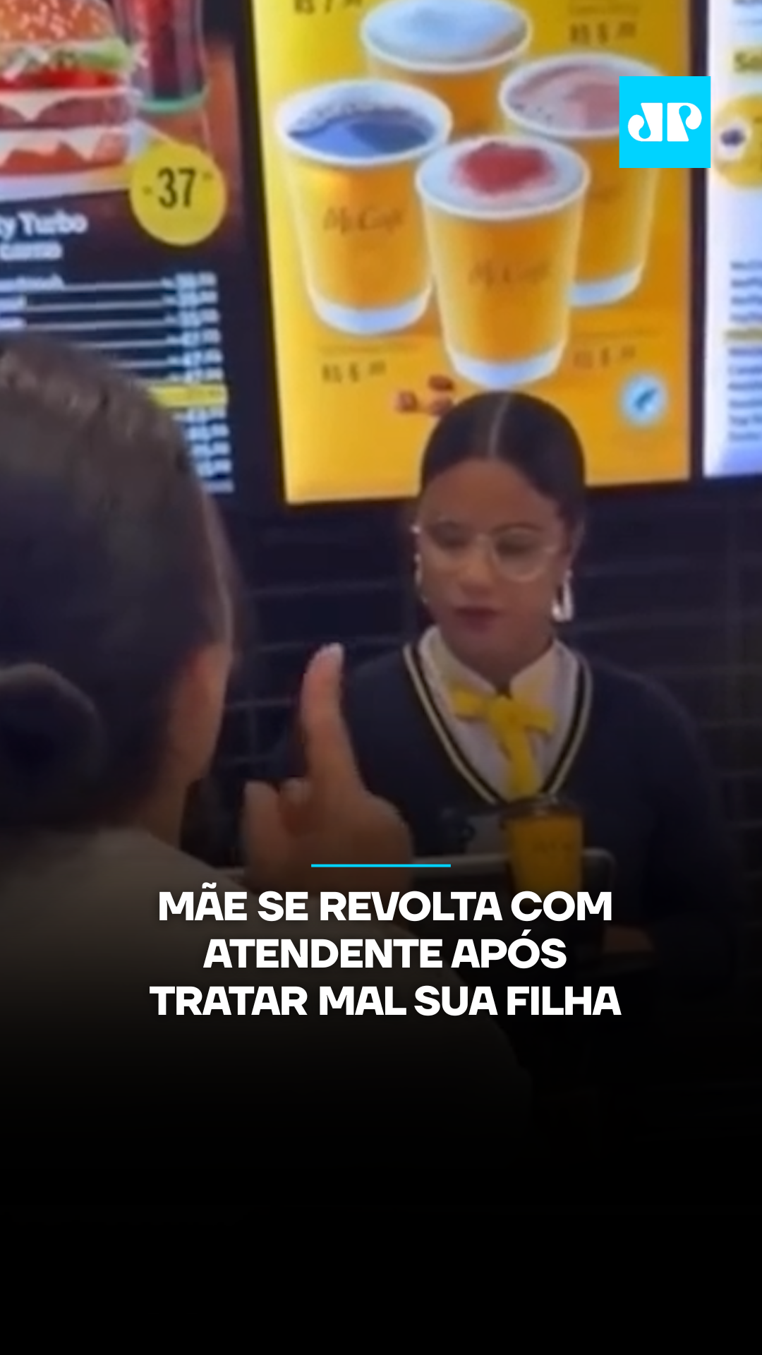 No McDonalds, uma mãe teria se revoltado com a atendente após a mesma ter respondido mal à sua filha. Segundo relatos, a criança questionou o motivo pelo qual o lanche não ter vindo na mesma caixa que a propaganda prometia. E a funcionária da rede de hambúrgueres, por sua vez, teria respondido: “Você vai comer a caixa ou o lanche?” 🎥 Reprodução: Instagram/ @updatecharts 📺 Confira na JP News e Panflix #lanches #mcdonalds #hambúrguer #polêmica