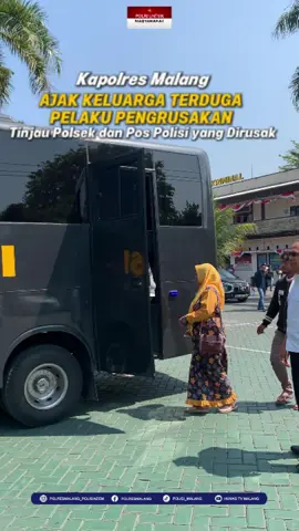 Kapolres Malang Ajak Keluarga Terduga Pelaku Pengrusakan Meninjau Polsek dan Pos Polisi yang Dirusaknya,  Kapolres Malang bersama keluarga dan orang tua terduga pelaku kerusuhan mendatangi sejumlah fasilitas kepolisian yang sebelumnya dirusak massa.  Kunjungan itu dilakukan ke pos polisi Kebonagung dan Polsek Pakisaji. Keluarga dan orang tua terduga pelaku tampak mengikuti kegiatan dengan penuh keprihatinan.  Mereka menyaksikan kerusakan pada fasilitas umum yang selama ini digunakan untuk pelayanan masyarakat. #polisi #polri #viral 