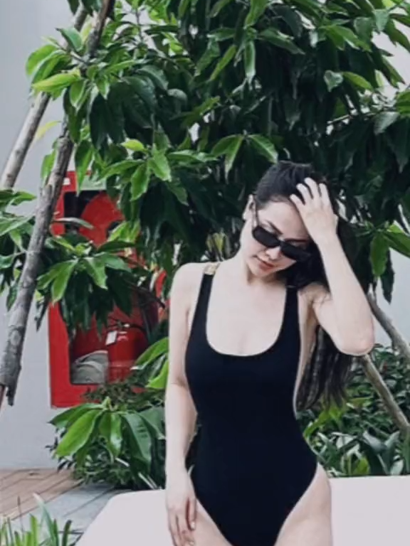 “𝑴𝒐𝒏𝒈 𝒓𝒂̆̀𝒏𝒈 𝒆𝒎 𝒔𝒆̃ 𝒕𝒓𝒐̛̉ 𝒕𝒉𝒂̀𝒏𝒉 𝒂́𝒏𝒉 𝒎𝒂̣̆𝒕 𝒕𝒓𝒐̛̀𝒊 𝒄𝒖̉𝒂 𝒄𝒉𝒊́𝒏𝒉 𝒎𝒊̀𝒏𝒉, 𝒔𝒂́𝒏𝒈 𝒓𝒖̛̣𝒄 𝒓𝒐̛̃ 𝒌𝒉𝒐̂𝒏𝒈 𝒄𝒉𝒖́𝒕 𝒎𝒖𝒐̣̂𝒏 𝒑𝒉𝒊𝒆̂̀𝒏.”