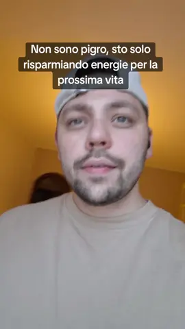 ✨ Non sono pigro, sono un investitore energetico a lungo termine. Le azioni del mio divano stanno già salendo in borsa 🛋️📈😂 #frasi #momenti #vita #mentalita 