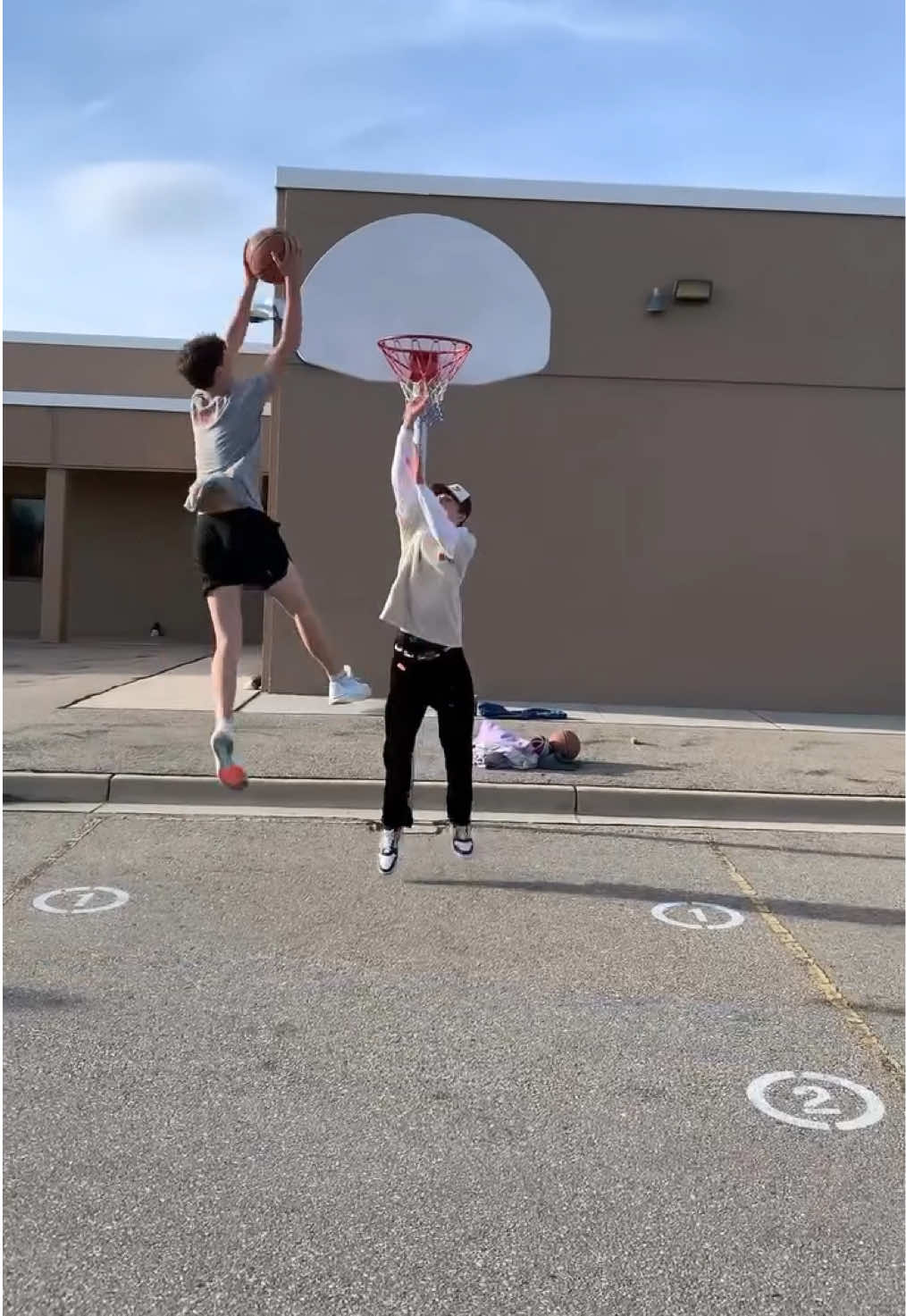 🗑️🏀⛹️⛹️‍♂️