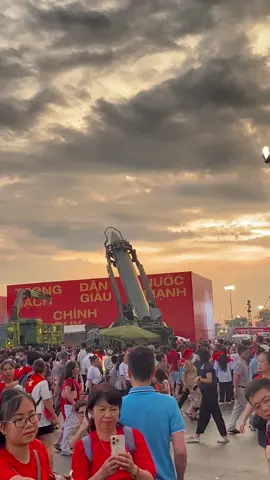 Tên lửa Scud-B 	•	Tên gọi quốc tế: Scud-B (R-17 Elbrus theo định danh Liên Xô) 	•	Nguồn gốc: Liên Xô phát triển từ thập niên 1950, dựa trên công nghệ tên lửa V-2 của Đức Quốc xã sau Thế chiến II. 	•	Chức năng: Là tên lửa đạn đạo chiến thuật tầm ngắn, dùng để tấn công các mục tiêu chiến lược như căn cứ quân sự, kho tàng, sân bay, cầu cảng, hay khu tập trung quân địch. Đặc điểm kỹ thuật chính 	•	Chiều dài: ~11,2 mét 	•	Đường kính thân: 0,88 mét 	•	Trọng lượng phóng: ~5,9 tấn 	•	Tầm bắn: 280 – 300 km 	•	Đầu đạn: ~985 kg, có thể mang đầu nổ thường, hóa học hoặc hạt nhân (tùy biến thể). 	•	Hệ dẫn đường: Quán tính (độ chính xác CEP khoảng 450–900 m). 	•	Bệ phóng: Xe vận tải kiêm bệ phóng (TEL – Transporter Erector Launcher), thường là xe MAZ-543 8x8 hạng nặng. Vai trò & ý nghĩa 	•	Scud-B từng là loại vũ khí răn đe chiến lược trong Chiến tranh Lạnh. 	•	Được sử dụng trong nhiều cuộc xung đột như Chiến tranh Iran–Iraq (1980–1988), Chiến tranh Vùng Vịnh (1991). 	•	Việt Nam tiếp nhận từ năm 1981, trở thành quốc gia duy nhất ở Đông Nam Á sở hữu loại tên lửa đạn đạo này. 	•	Việc đưa Scud vào trang bị thể hiện bước tiến lớn về năng lực răn đe tầm xa của Quân đội Nhân dân Việt Nam.