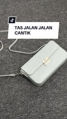 Cari yang cantik buat diajak jalan jalan? Jolene Bag Jims Honey pilihan tepat buat kamu! 🩵✨ #jolenebagjimshoney #Jimshoneysurabayastore  #PromoGuncang99 #GajianSale -rm