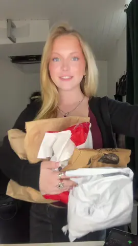 haul + try on i slutet! Beställ din VGC VESTITI keps & armband på @VongrevenCloset.se (samarbete) #haul #vongrevencloset #samarbete #tryon #efterskolan 