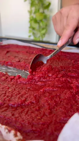 Domowy koncentrat pomidorowy 🇵🇱/Homemade tomato paste🌎 Składniki :3,5 kg dojrzałych pomidorów  Sól  Oliwa  Umyte pomidory, pokrój na 4. Przełóż do garnka, przykryj i gotuj 40 min na małym ogniu. Zdejmij z ognia, odlej z nadmiaru wody, przyciśnij przez praskę, pestki i skórki odłóż, a pulpę przelej na blaszkę i piecz w piekarniku 3-4 godz. w 85-100 stopniach ( zależy od tego jak bardzo intensywny smak chcesz uzyskać).  Przełóż do wyparzonych słoiczków, po wierzchu polej odrobiną oliwy, zakręć i wekuj 20 min. #koncentratpomidorowy #pomidory #przepis #tomato #tomatopaste 