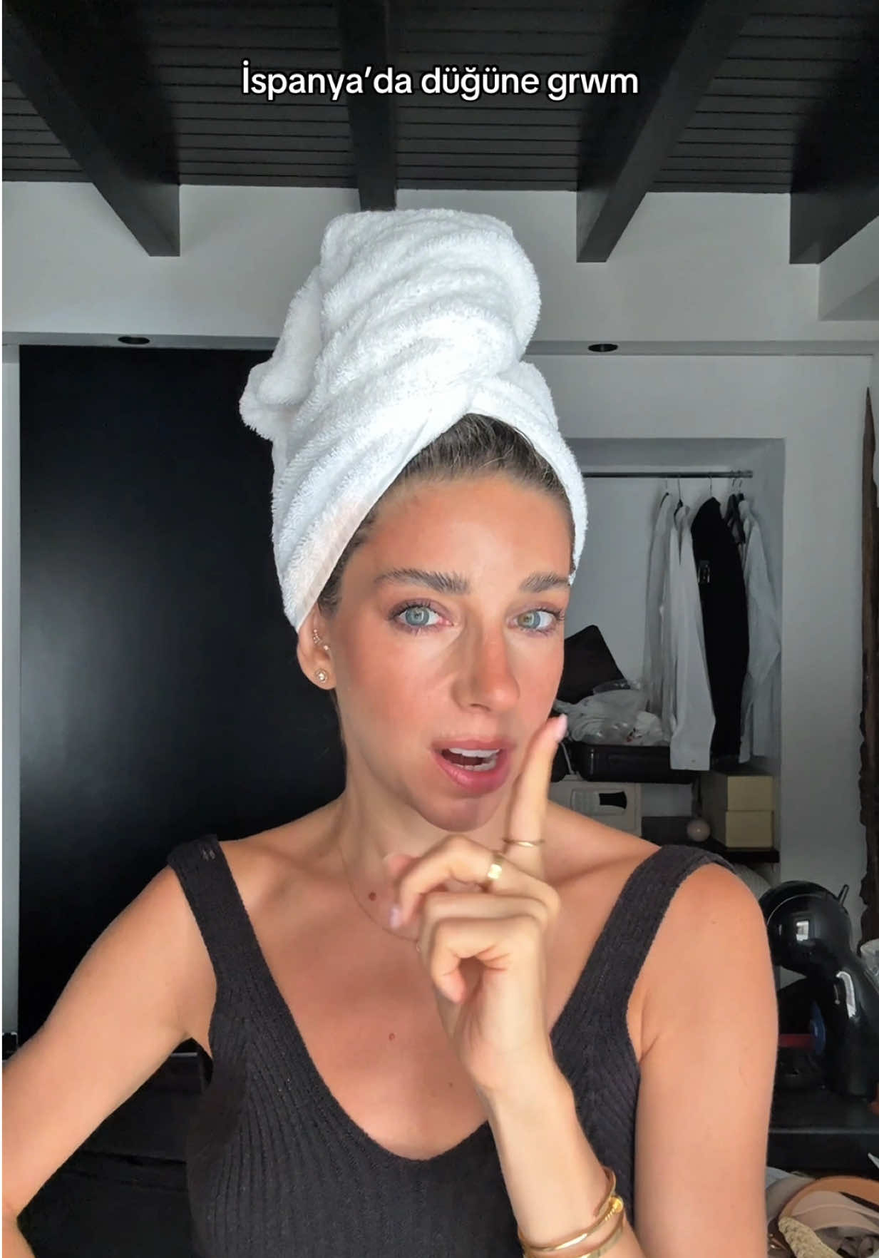 uzun zamandır böyle hazırlanmamıştık, seviyor musunuz böyle grwm videolarını? saçımı yapıp giyindiğim hali de gelsin mi??? @Givenchy Prisme Libre Prep & Set Glow Mist @Chanel Les Beiges Highlighting Fluid Sheer @Dior skin perfect skin  @Kosas concealer @Charlotte Tilbury unreal skin sheer glow tint @Rare Beauty bronzer sol @Armani beauty eye tint @maccosmetics stack mascara @Maybelline NY super lock  @NARS Cosmetics orgasm rush #grwmmakeup #grwm 