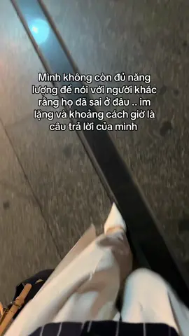 Mình luôn cố trốn tránh những chuyện khiến mình đau lòng , vào những lúc nhu vậy mình thường im lặng và cố tỏ ra bình thường…. Vì lòng mình cũng chẳng biết nói gì hơn 