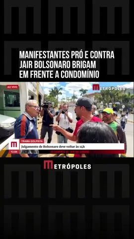 Durante o intervalo do #julgamento do chamado núcleo crucial em tentativa de golpe de Estado no Brasil, nesta terça-feira (2/9), manifestantes pró e contra o ex-presidente Jair #Bolsonaro trocaram gritos e quase chegaram às vias de fato.  A confusão aconteceu em frente ao condomínio onde mora o ex-presidente da República, que fica em um bairro nobre de Brasília. Além de Bolsonaro, sete réus respondem por tentativa de abolição violenta do Estado Democrático de Direito, tentativa de golpe de Estado, participação em organização criminosa armada, dano qualificado e privacidade de patrimônio tombado. #tiktoknoticias 