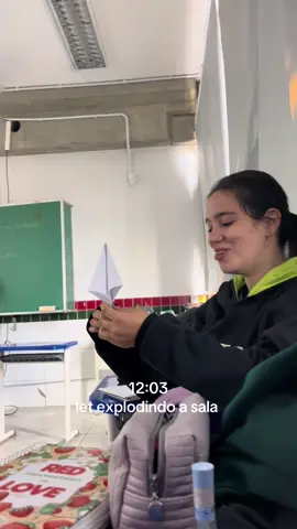 ASSISTAM ATÉ O FINAL!!#oquealeefaznaescola #leticia #escola #estralinhodepapel#bombas 