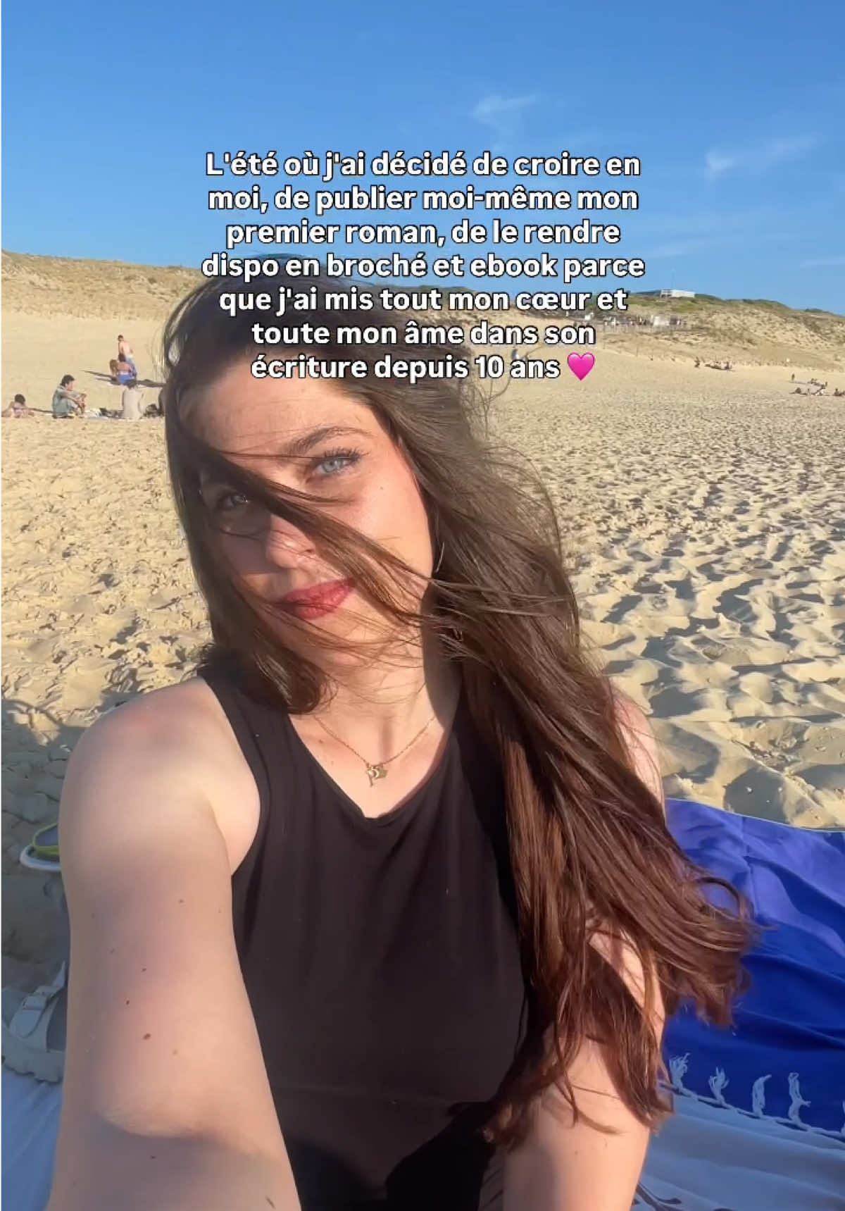 Si t'aimes les romances, tu aimeras probablement Find You 🫶🏻 Find You c'est Mailys et Noah, deux meilleurs amis d'enfance qui vont être séparés brutalement à l'adolescence et se retrouver par hasard 9 ans plus tard... alors que lui est devenu un chanteur mondialement connu et elle monte doucement les échelons de son école de danse 🩰💃🏻 Si ça te dit, le lien pour te le procurer (en broché ou ebook) est dispo dans ma bio sur l'autre réseau : @creatricedunroman 🩷  Et sinon tu peux simplement taper 