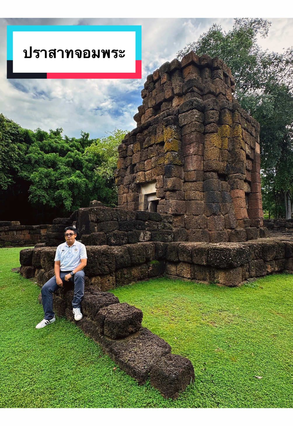 “ปราสาทจอมพระ” คือหนึ่งในร่องรอยอารยธรรมขอมโบราณที่ซ่อนตัวอยู่ในอำเภอจอมพระ จังหวัดสุรินทร์ แม้จะไม่ใหญ่โตเท่าปราสาทหินชื่อดังอย่างพนมรุ้งหรือพิมาย แต่ก็เปี่ยมด้วยมนต์เสน่ห์แห่งกาลเวลา ที่บอกเล่าเรื่องราวความรุ่งเรืองในอดีตกว่าพันปี #HappyPixs #ปราสาทจอมพระ #สุรินทร์ #เที่ยวอีสาน #ย้อนรอยประวัติศาสตร์
