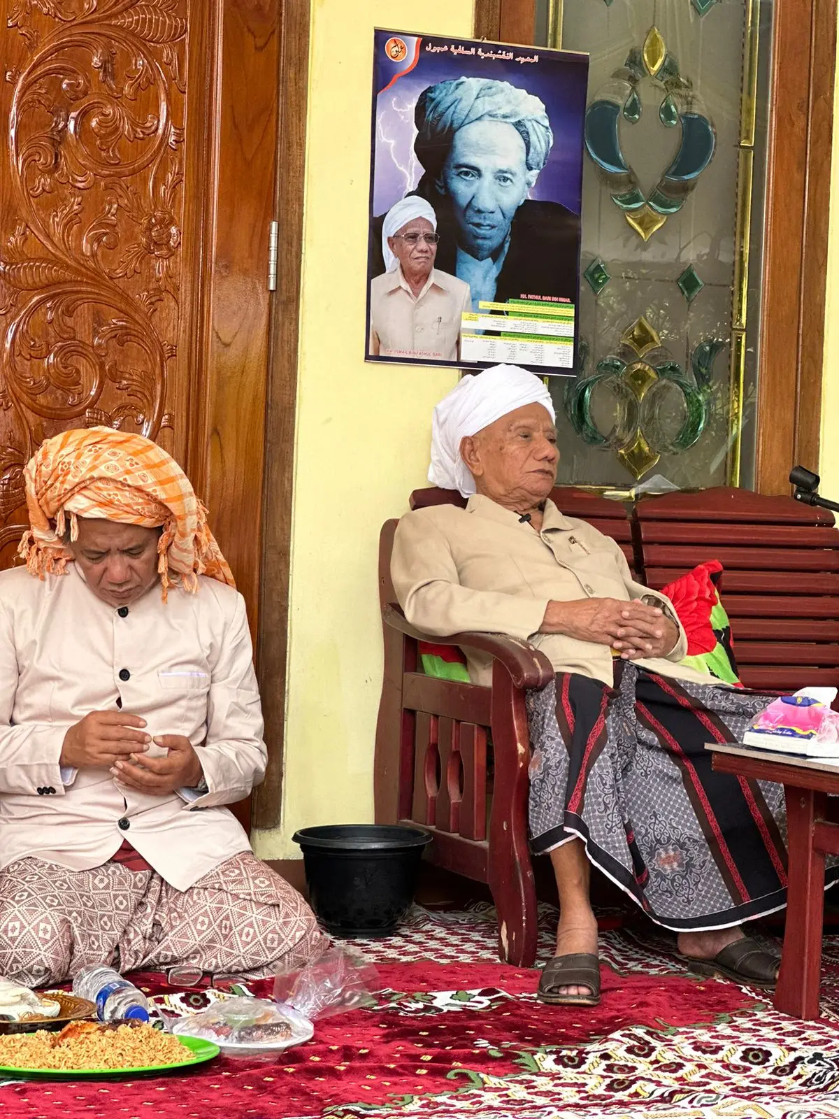 syekhona morobbi ruhina KH.darwis Ismail bin Fathul bari Mursyid thoriqoh an-nagsyabandiyah Al mudheriyah asareng potrax KH.mahrus Ali bin Ismail Fathul bari moga2 Ki eparengeh lnjeng umur sareng kesehatan SE barokah 🤲🏻🥺  kh.darwis pernah atebu 