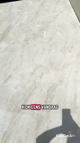 Kijk eens! Vandaag snijden we een Taj Mahal keramische slab 😍 Van 12 millimeter dik naar een super chique 40 millimeter tafelblad met verstek! En ja hoor, ook nog een rond salontafeltje, 40 bij 40 centimeter. Eerst doen we altijd een slab check ✅ Daarna hup, naar de waterjetmachine 🚀 Tekening inladen, en snijden maar 💻✂️ En nu komt het mooiste: Voor maar €1699 kun jij ook een prachtige Taj Mahal keramische keukenblad in L-vorm krijgen. Inclusief uitsparingen voor spoelbak, kraan, kookplaat… en natuurlijk inmeten én montage bij jou thuis 🔥.       Stone Style factory  Albertsoncklaan 2  1701 BX Heerhugowaard  Nederland  What’Sapp +31684148432 T:0722224569 www.stylenatuursteen.eu Blijf ons volgen – binnenkort laten we het eindresultaat zien! #stonestylefactory #keukenblad #interiordesign #nederland #bouw 