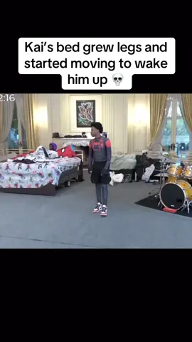 Kai’s bed grew legs and started moving to wake him up #kaicenat #streamer #fyp #live #viral 