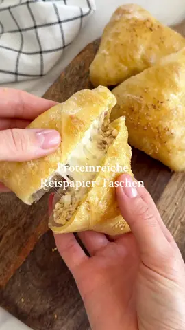 Proteinreiche Reispapier-Taschen Ich liebe den Trend und habe eine andere Füllung ausprobiert, die einfach super lecker, proteinreich und echt sättigend ist. Eignet sich auch super zum Mitnehmen 🥰👌🏻 Zutaten (für 4 Taschen): 8 Reispapiere 2 Eier zum Eintauchen + 2 gekochte Eier 1/2 oder ganze Dose Tunfisch  1 Rote Zwiebel 1-2 EL Joghurt  Geriebener Käse(optional) Gewürze(Salz, Pfeffer) Optional Sriracha zum Servieren Zubereitung: 2 gekochte Eier, Tunfisch, Joghurt und geschnittene rote Zwiebel in einer Schüssel vermengen. Zwei Eier in einer Schüssel verquirlen. Pro Tasche werden 2x Reispapier kurz in das Ei getaucht und überlappend auf das Schneidebrett ausgelegt. In die Mitte jeweils 1/4 der Mischung auslegen, optional mit dem geriebenen Käse bedecken. Wie auf dem Video die Tasche zusammenklappen. Für ca. 10 min bei 180 Grad im Airfryer backen, bis das Reispapier außen knusprig ist. Fertig sind die ultra knusprigen und proteinreichen Taschen, guten Appetit 😍 #einfacherezepte #schnellerezepte #gesunderezepte #reispapier #käse 