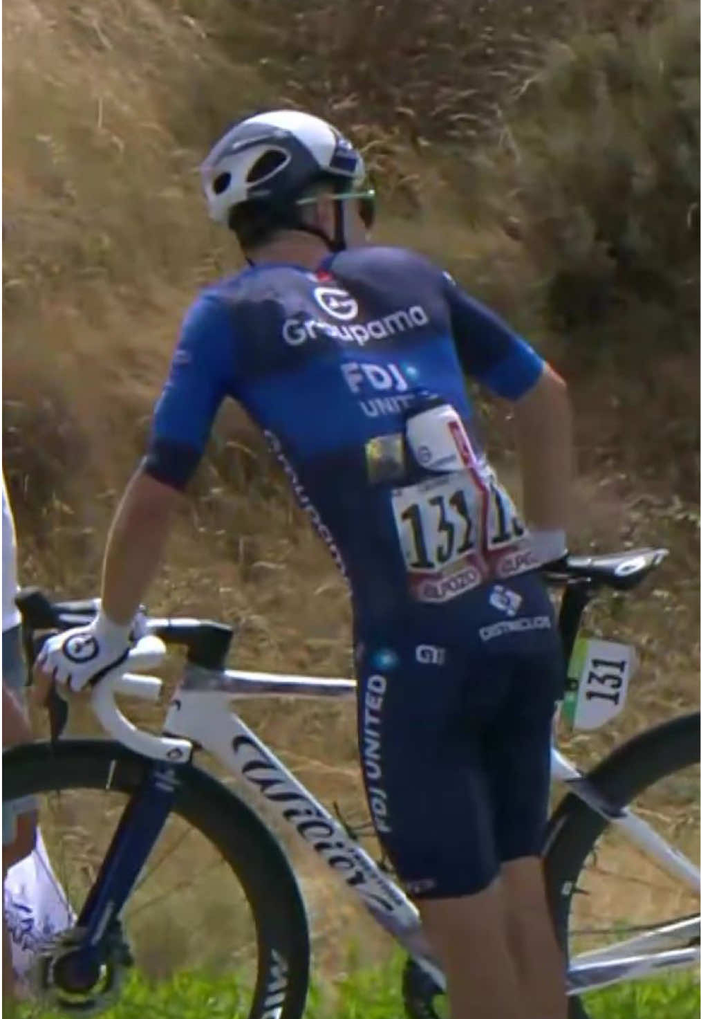 Así ha sido la caída del ciclista Clément Braz en el avituallamiento de la etapa 10 de La Vuelta 2025 tras ser golpeado accidentalmente por el asistente de su equipo. 10 de La Vuelta 2025. #LaVuelta #LaVuelta25 #VueltaRTVE2s #TikTokDeportes #deportesentiktok 