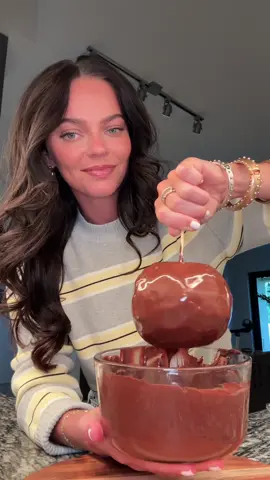 fall desserts are top tier!! 🧸 I had to try the viral date caramel apple and it turned out SO GOOD! 🤍 thanks for the inspo @Avocado Bella  #fall #fallrecipes #EasyRecipes #EasyRecipe #dessert 