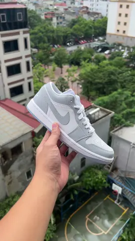 Trên tay mẫu giày quốc dân Jordan 1 low Wolf Grey nam nữ mang đều đẹp hết trơnn 😭 #jordan1 #jordan1low #jordan1lowwolfgrey