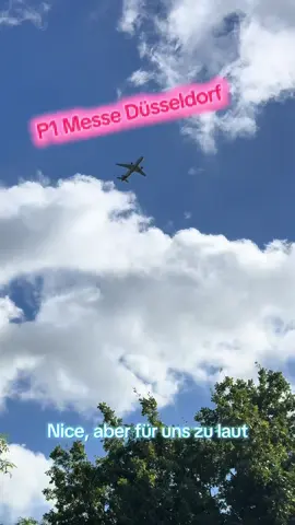 P1 in Düsseldorf. 😎 Um 6 Uhr war die Nacht vorbei. Flugzeuge starten. Nice, aber für uns zu laut. Nächstes Mal wieder im Hotel. 🏨 ✈️😔 #tiktok #viral #fyp #fun #caravan