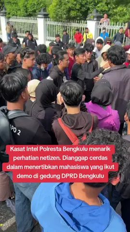 KASAT INTEL POLRESTA BENGKULU AKP Freddy Triandi dianggap polisi cerdas dalam menertibkan mahasiswa yang hendak masuk ke dalam gedung DPRD.  Netizen menilai ini polisi yang cerdas.  #beritatiktok #mahasiswa #fypシ 