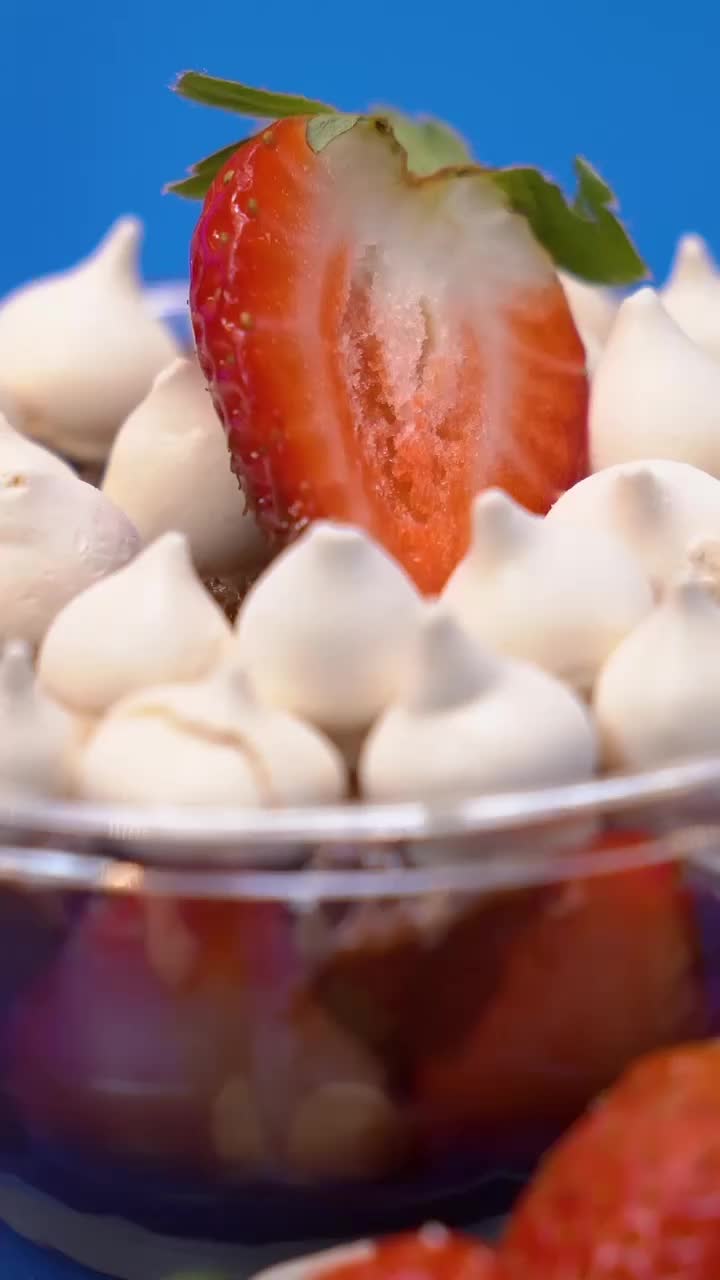 🍓✨ Merengue de Morango com Ovomaltine ✨🍓 Uma sobremesa prática, linda e com a crocância que faz a diferença no seu cardápio. 📌 Rendimento: 5 potes 📌 Nível: fácil 📌 Preparo: 40 min Ingredientes – creme branco 1 caixa de leite condensado 1 caixa de creme de leite 2 col. sopa de leite em pó Demais ingredientes 2 caixas de morangos higienizados 500 g de Ovomaltine® Creme Crocante 2 pacotes de mini suspiros Modo de preparo | creme branco Misture leite condensado, creme de leite e leite em pó. Leve ao fogo médio até ponto cremoso (antes do brigadeiro de enrolar). Finalize mexendo com fouet e deixe esfriar com plástico filme em contato Montagem em camadas ➡️ Creme branco (manga de confeitar) ➡️ Ovomaltine® Creme Crocante ➡️ Mini suspiros ➡️ Morangos (laterais e pedaços) ➡️ Mais uma camada de Ovomaltine® ➡️ Finalize com mini suspiros + morango cortado ao meio Dica: finalize com chantilly no bico perlê para um toque profissional. 👉 Uma receita fácil, que combina frescor e crocância. Receita por @bellabolaria #FoodServiceInteligente #OvomaltineProfissional #SaiaDoÓbvio