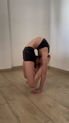 Do you know what this exercise is called? I‘ve never seen another contortionist do it before. ☺️🫶 #contortionist #sport #handstands #contortion #stretch 