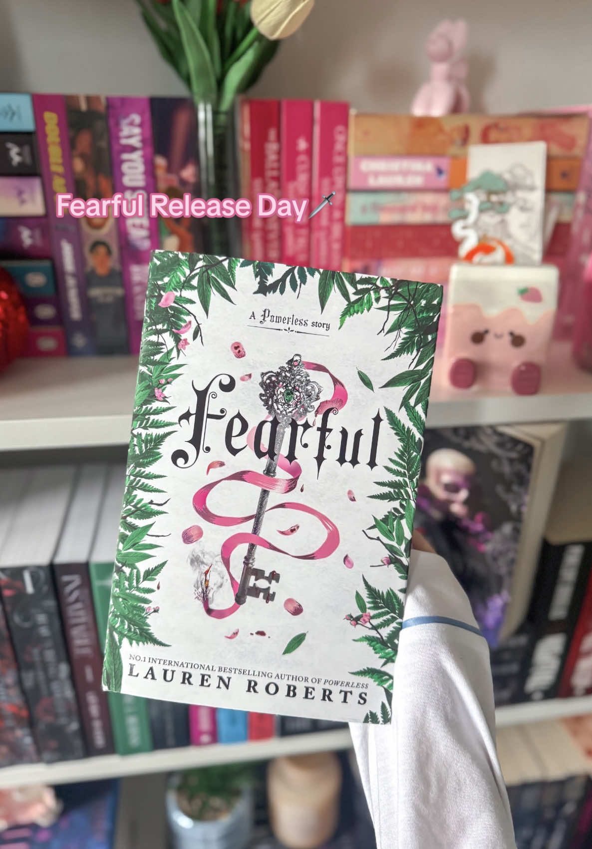 Happy Fearful release day everyone🥹 @Lauren Roberts 🗡️ Isn’t it just beautiful… forever obsessed with these gorgeous books🥺 ready to have my heartbroken… let’s do this🫶🏼 #fantasy #fearful #fearless #laurenroberts #powerless 