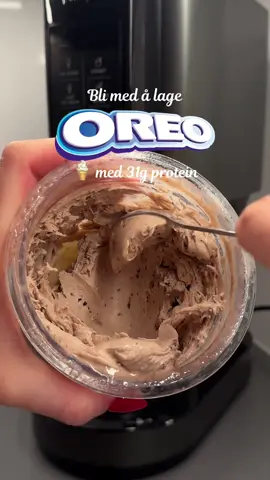 Proteinrik oreo is 🤤🤌🏼 Dette brukte jeg: • 2 dl melk • 30g vanilje proteinpulver  • 1/3 ts xantangummi (valgfritt) • Klype salt • Valgfri søtning: jeg bruker 10g kondensert melk  • 2 oreokjeks (1 før frysing og 1 etter) 346 kcal & 31g protein #oreoicecream #oreo #ninjacreamirecipe #proteinrik 