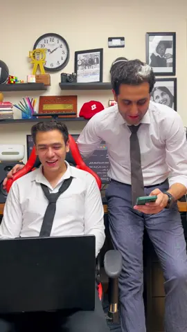 المدير بيهزر بس