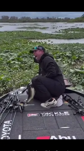 🤣 Ahhhhhhhhh #bassfishing #boyswillbeboys #fishingontik 