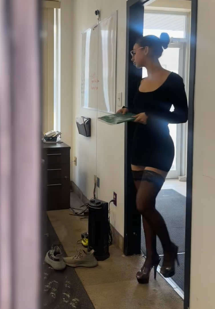 You can’t call HR because SHE is HR 🙄  #warehouselife #workingwoman #fyp #worklifestruggle #officeoutfit 
