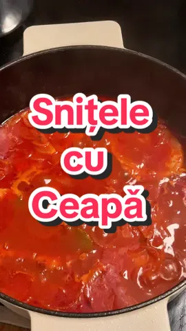 Șnițele în ceapă  Ingrediente: 	•	300–400 g carne de porc (mușchiuleț, vrăbioară), vițel, iepure domestic, mușchi de vacă sau carne slabă de oaie 	•	cca 300 g ceapă 	•	100 ml untdelemn 	•	100 ml suc de roșii 	•	50–100 ml vin alb 	•	1 foaie de dafin 	•	1 vârf de linguriță piper sau ienibahar 	•	Boia 	•	Sare 	•	2–3 căței de usturoi Mod de preparare: 	1.	Carnea se taie în șnițele de 1 cm grosime și se bat ușor cu ciocanul de carne (mai mult cu muchia), ca să se rupă fibrele din loc în loc și să nu se strângă la prăjit. 	2.	Într-o cratiță de 2 l se pune untdelemnul și se înfierbântă 1 minut. 	3.	Se așază șnițelele, unul lângă altul, câte încap odată, și se prăjesc 2–3 minute pe fiecare parte, până se rumenesc ușor. 	4.	Se scot șnițelele, iar în untdelemnul rămas (care nu trebuie să fie deloc ars) se pune imediat ceapa tăiată felii subțiri și o linguriță rasă de sare. 	5.	Se călește la foc mic, amestecând din când în când, până când devine lucioasă, fără să se ardă. 	6.	Se adaugă sucul de roșii, vinul, foaia de dafin, piperul și șnițelele prăjite. Se toarnă apă cât să acopere bine ceapa. 	7.	Se lasă să fiarbă acoperit, la foc mic, până când carnea se frăgezește și ceapa se înmoaie, amestecând din când în când și completând cu puțină apă, dacă sosul scade prea mult. 	8.	Când toate sunt fierte, ceapa se poate pasa (sau trece prin sită) pentru a forma un sos legat. Se completează cu apă cât să cuprindă bine șnițelele. 	9.	Gustul se potrivește cu sare, vin sau zeamă de lămâie și cu usturoi tăiat mărunt. 	10.	Se servește cu piure de cartofi sau garnitură de orez, alături de salate de crudități sau murături. 👉 Dacă ți-a plăcut rețeta, dă like, lasă un comentariu și abonează-te pentru mai multe preparate tradiționale! #fyp #twelvetastes #viral 