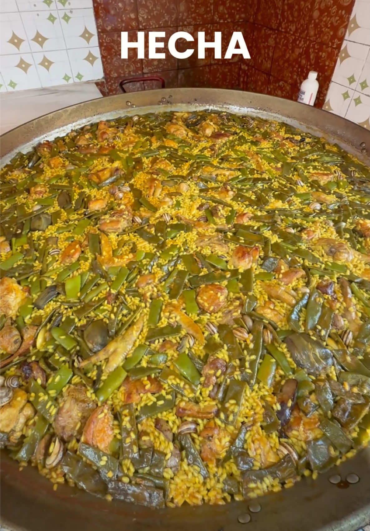 PAELLA VALENCIANA EN CASA 🏠 No somos serios en esta familia 😂 #comida #paella #familia #humor #viral 