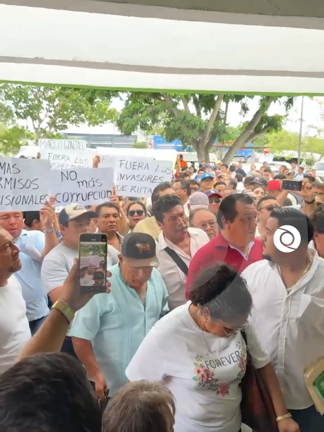 FUTV protesta en Mérida; exigen cancelar permisos de transporte foráneo   Integrantes del Frente Único de Trabajadores del Volante (FUTV) realizan una manifestación en las instalaciones de la Agencia de Transporte de Yucatán (ATY) para exigir la cancelación de permisos otorgados a empresas que, aseguran, prestan servicios de taxi foráneo en distintas localidades del estado.  David Ortiz, secretario general del FUTV, señaló que mientras a su agrupación se le mantienen sin respuesta más de 150 solicitudes, a la organización UNTRAC se le estarían entregando permisos “sin límites”, lo que calificó como un acto de desigualdad.   En este momento, una comitiva integrada por seis representantes del FUTV ingresó a las oficinas de la ATY para entablar un diálogo con las autoridades y plantear directamente sus demandas.  Los manifestantes advirtieron que continuarán con la protesta hasta obtener una solución que, dicen, garantice condiciones equitativas para el gremio.