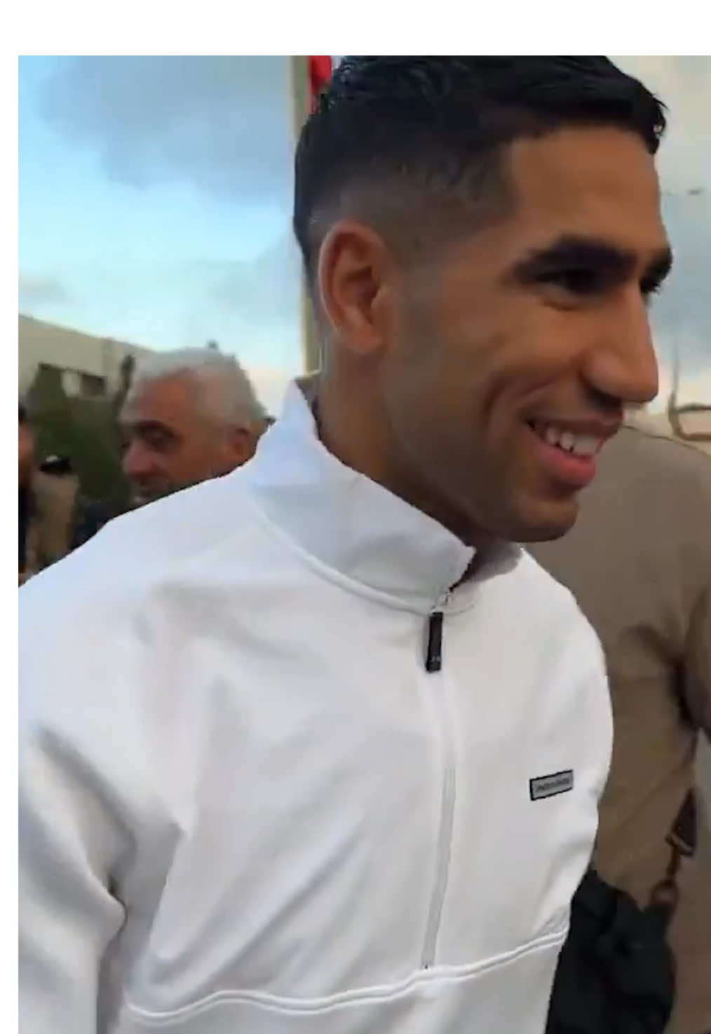 On his way to the #Moroccan national team camp, captain Achraf #Hakimi stopped to kick the ball around with some kids in the street 🫶🇲🇦 (Via akwasi_ayala/x)