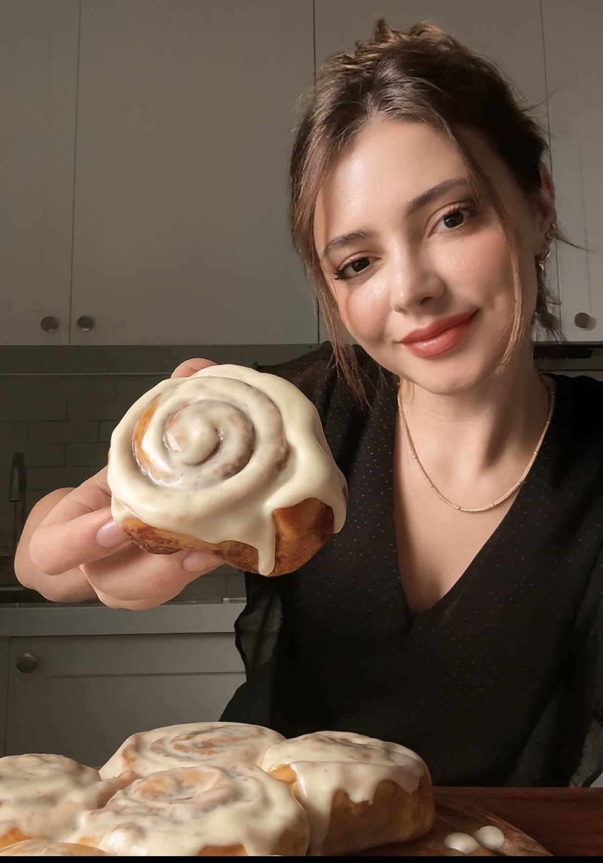 Cinnamon Rolls 🤎 Cinnabon” kafedə yediyimiz qədər dadlı rolları evdə asan və daha sərfəli əldə etmək mümkündürsə, niyə də olmasın?! Siz istəsəniz kəsimi daha qalın edib, daha hündür rollar əldə edə bilərsiniz! ❤️ _______ 🎈Xəmir  2 st ilıq süd  Yarım st ərinmiş kərə yağı Yarım st şəkər tozu  1 dolu ç.q duz 1 paket maya Əvvəlcə 4 st un, daha sonrakı mərhələdə yenidən bir o qədər un əlavə olunacaq. ____ Xəmirə aid olan ingredientlər qarışdırılır, 4 st unla nisbətən duru, yumşaq xəmir hazırlayıb 1 saat mayalanmağa qoyuruq. Bu halda xəmir daha tez və yaxşı mayalanır. Mayalandıqdan sonra yenə 3-4 stəkan un əlavə edib yoğururuq. Yumşaq xəmir əldə etməliyik ki, bulkalarımız da yumşaq alınsın.  ____ 🎈İçlik  200-250 gr kərə yağı 150 gr şəkər tozu 2 dolu x.q üyüdülmüş darçın _____ Xəmiri düzbucaqlı şəkildə yayırıq. Şəkər tozu və darçın və otaq temperaturunda yumşalmış kərə yağınl qarışdırırq. Bu qarışımını xəmirin hər tərəfini əhatə edəcək şəkildə yayıb xəmiri dartaraq rulet şəklində büküb kəsirik. Ruletləri kərə yağı ilə yağladığımız qablara düzüb 5-10 dəqiqə üstü bağlı şəkildə gözlədib daha sonra sobada bulkalar şişib qızarıncaya qədər bişiririk. _____ 🎈Qlazur: 150-200 gr krem pendir 50 gr ərinmiş kərə yağı 50 gr süd Pudra şəkəri (yetərincə şirinləşənə qədər)  Birlikdə hər biri qarışdırılıb ağ sous əldə edilir və sobadan çıxmış bulkaların  üzərinə gəzdirilir.  Nuş olsun! 🤗😘 #cinnamon #cinnamonrolls #autumn #fall