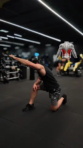 🔥 Half-Kneeling Single Arm Lat Pulldown – 5 Steps to Nail It ❌ Wrong execution = you lose all the lat tension. ✅ Correct version in 5 steps: 1/5 Step forward with the foot on the pulling side. 2/5 Place your free hand on your thigh to lock your core. 3/5 Bring your back foot slightly inward for extra stability. 4/5 Lean your torso, keep your arm aligned with the cable, and drive your elbow straight down. 5/5 Full lat activation, no cheating. 🎯 Result: more contraction, more control, zero compensation. 📌 Save this for your next workout. 👊 Share it with your training partner who always messes this up. 🚀 Follow me if you want to level up your form and your physique. #backworkout #gymtips #gimnasio #fitnesstips #espaldaworkout 