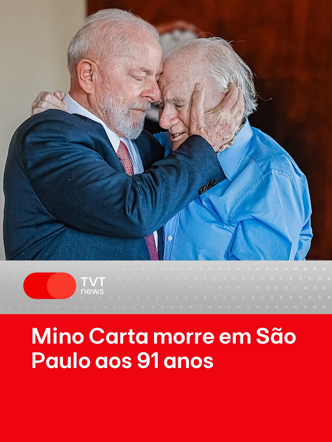 LUTO | Faleceu na madrugada desta terça-feira (2), em São Paulo, o jornalista Mino Carta, fundador e diretor da revista CartaCapital. A informação foi divulgada pela próprio veículo. Aos 91 anos, Mino enfrentava problemas de saúde e estava internado há duas semanas na UTI do Hospital Sírio-Libanês. Nascido em Gênova, na Itália, Mino chegou ao Brasil em 1946. Em São Paulo, construiu uma das trajetórias mais marcantes da imprensa nacional, dirigindo veículos como Quatro Rodas, Jornal da Tarde, Veja e IstoÉ, antes de fundar a CartaCapital, revista que se consolidou como uma das principais vozes do campo progressista no país. O presidente Lula lamentou profundamente a morte do jornalista. Em nota oficial, declarou ter recebido com tristeza a notícia do falecimento do amigo e anunciou três dias de luto oficial em todo o território nacional. Mino Carta deixa um legado de coragem, independência e compromisso com a verdade, que seguirá inspirando gerações de jornalistas e leitores. #minocarta #cartacapital #saopaulo #jornalismo #democracia #luto #lula #tvtnews #noticias