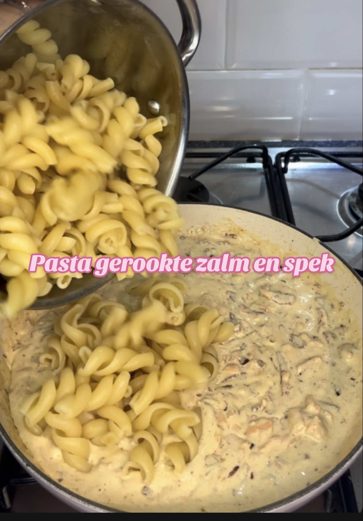 Geloof mij als ik je zeg dat deze combinatie echt 🔥🔥 is Ingrediënten: - 200 gr gerookte zalm - 200 gr spekblokjes - 1 uitje - 2 teentjes knoflook  - 200-300gr crème fraiche - zwarte peper - bieslook  #gekkecombinatie #pasta #pastatiktok #lekkereten #FoodTok #anniekookt #zalm #spek #bacon #etenoptiktok 