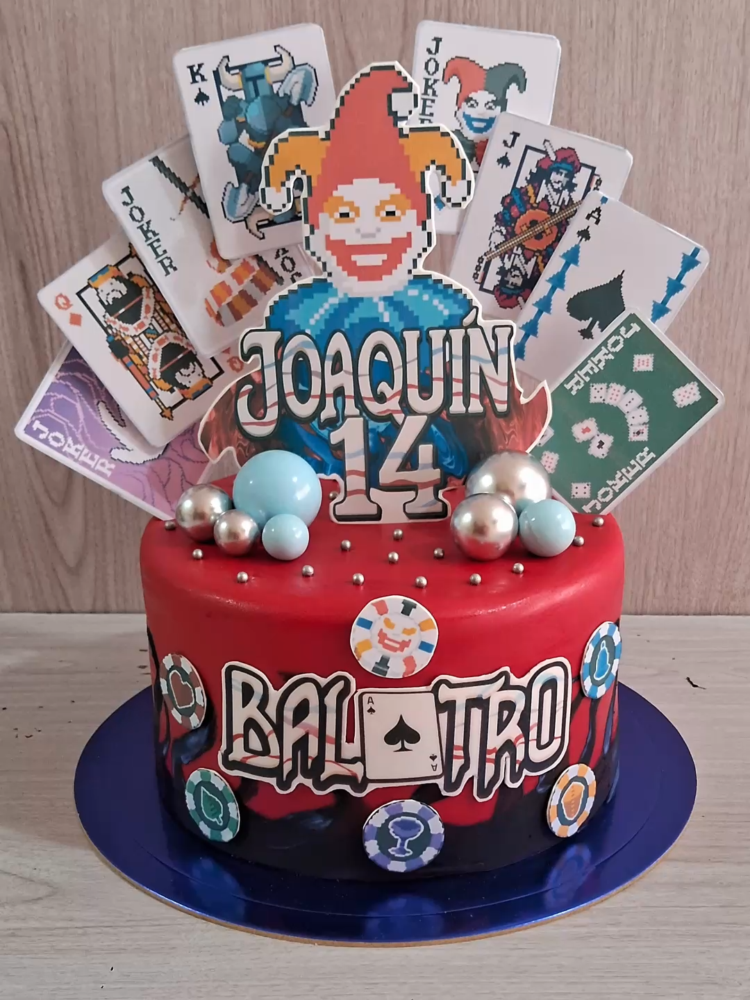 Si esta torta Balatro no te sorprende 🎂🎲, no sé qué lo hará 😱. Mira esos detalles 👀✨. ¿La llevarías a tu mesa? 👇 #vainillayromero #vainillayromeroperu#peru #lima #tortaspersonalizadas #tortastematicas #dulcestematicos #tiktokperu #hechoamano #balatro