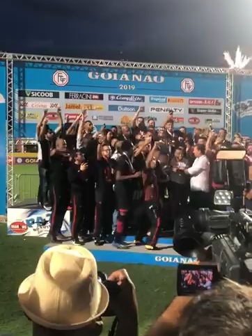 🔥🐉 Há seis anos o coração atleticano batia mais forte! Em 2019, o Atlético Goianiense escrevia mais um capítulo mágico na sua história, levantando a taça do Campeonato Goiano 🏆🔴⚫. Foi uma campanha impecável, de garra, raça e orgulho 💪🐲. O Dragão não deu brecha, jogou com autoridade e mostrou sua grandeza dentro de campo. E o detalhe mais gostoso? A conquista veio em cima de um grande rival, o que torna cada lembrança ainda mais inesquecível ⚡🔥. Que ano, que momentos, que festa! 🎉🔥 O 2019 ficou marcado na alma da torcida rubro-negra, e lembrar disso é renovar a certeza de que o Dragão sempre será gigante! 🐉❤️🖤 ✨ Sempre bom reviver nossas glórias. Sempre bom lembrar que o Atlético é força, tradição e superação! 📌 Texto Paulo Marcos #AtléticoGoianiense #Dragão #Título2019 #CampeãoGoiano #História #Tradição #OrgulhoRubroNegro #PaixãoSemFim #Garra #Força #Superação #VamosDragão