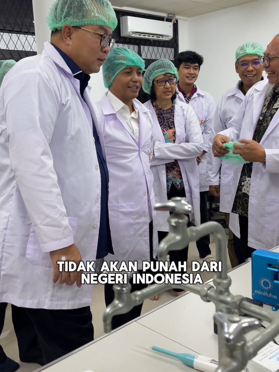 Hari ini kami menandatangani kerja sama Kemenhut–IPB untuk kembangkan Assisted Reproductive Technology (ART) & Biobank demi mencegah kepunahan satwa liar Indonesia. 🦏🐘🐅🐃 Fokus awalnya pada Badak Sumatera, yang populasinya kini tinggal kurang dari 100 ekor. Teknologi ART—atau “bayi tabung” untuk satwa—membantu atasi hambatan reproduksi. Sementara Biobank akan menyimpan DNA, jaringan, hingga sel satwa langka sebagai “tabungan genetik” untuk riset dan konservasi jangka panjang. Tujuannya memastikan anak cucu kita masih bisa melihat badak, gajah, banteng, hingga harimau—di habitat aslinya, bukan hanya di buku pelajaran. 🌳🇮🇩 #presidenprabowo #prabowogibran #kabinetmerahputih #bangmenteri #BadakSumatera 