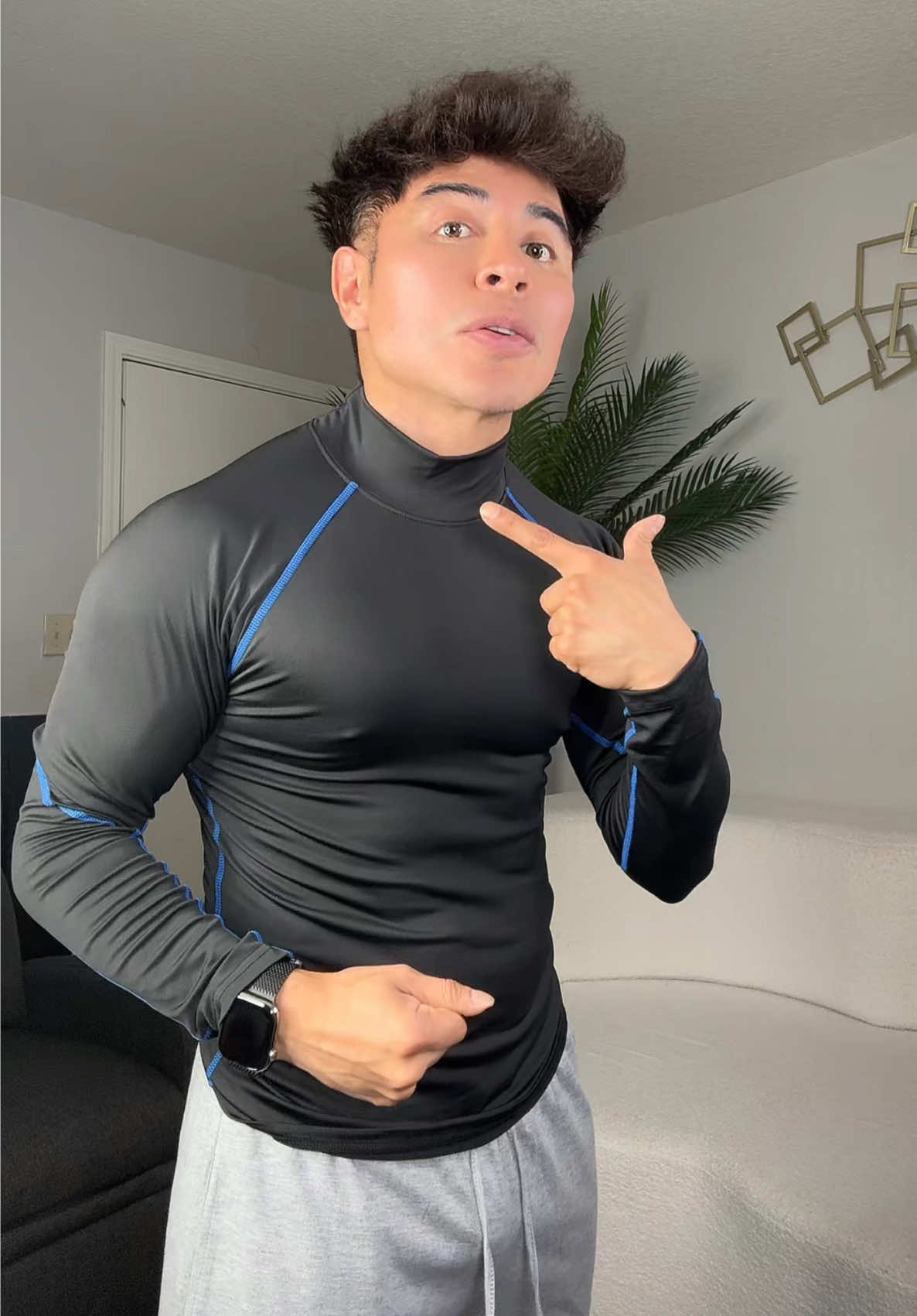 #tiktokshopgetreadyforfashionweek #gymshirt #compressionshirt #tiktokshopcreatorpicks #gymfit 